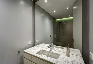 Dusche, Bidet, Handtücher