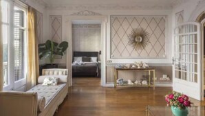 3 bedrooms, in-room safe, desk, iron/ironing board - Timeless Modernism in the Heart of Barcelona -A 300 m² Historic Gem with Terrace (Barcelona)