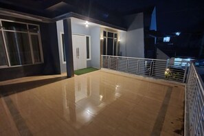 Interior - SUNRICH Villa Syariah 5 spacious room & Swimming pool with Jaccuzi (Batu Sub-District)