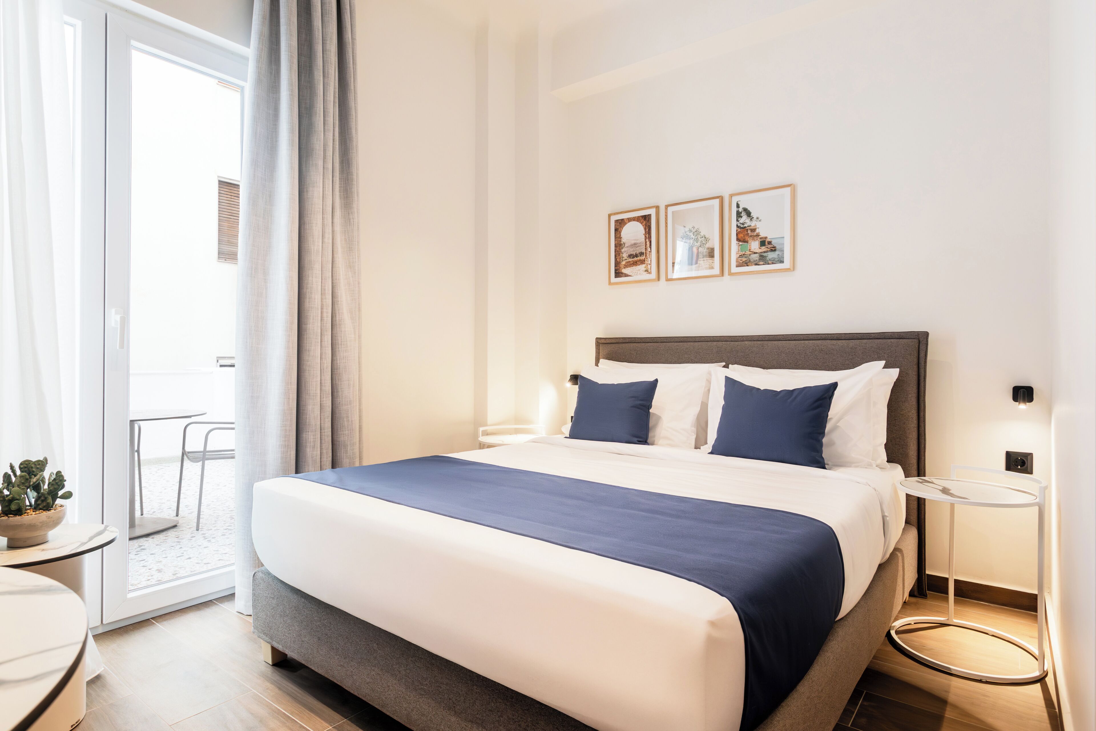 KLEO Selene | Bàn, bàn ủi/dụng cụ ủi quần áo, truy cập Internet không dây miễn phí 