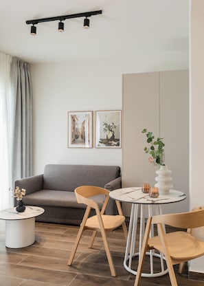 KLEO Eos | Escritorio, tabla de planchar con plancha, wifi gratis y ropa de cama