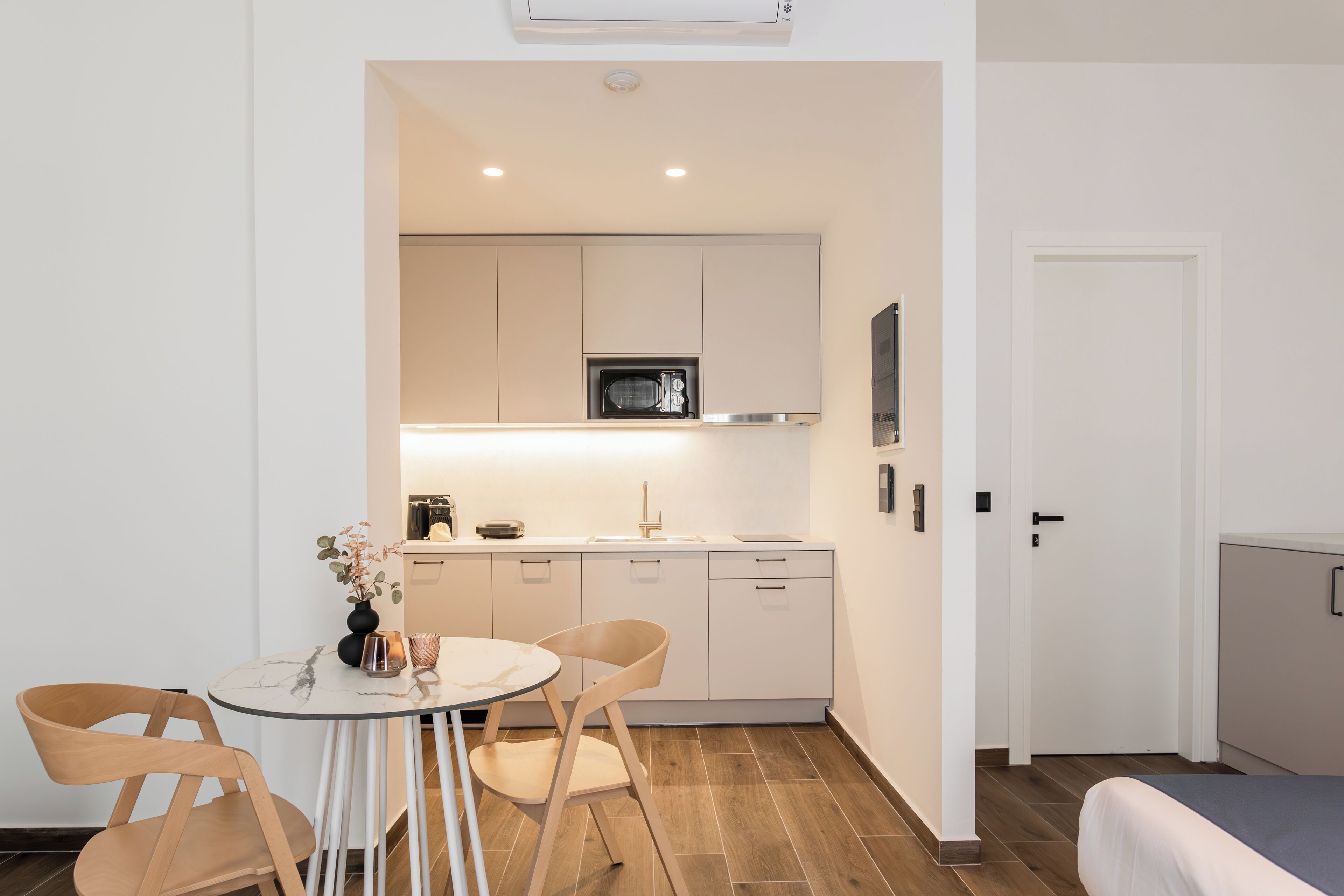 KLEO Eos | Private kitchen | Fridge, microwave, coffee/tea maker, electric kettle