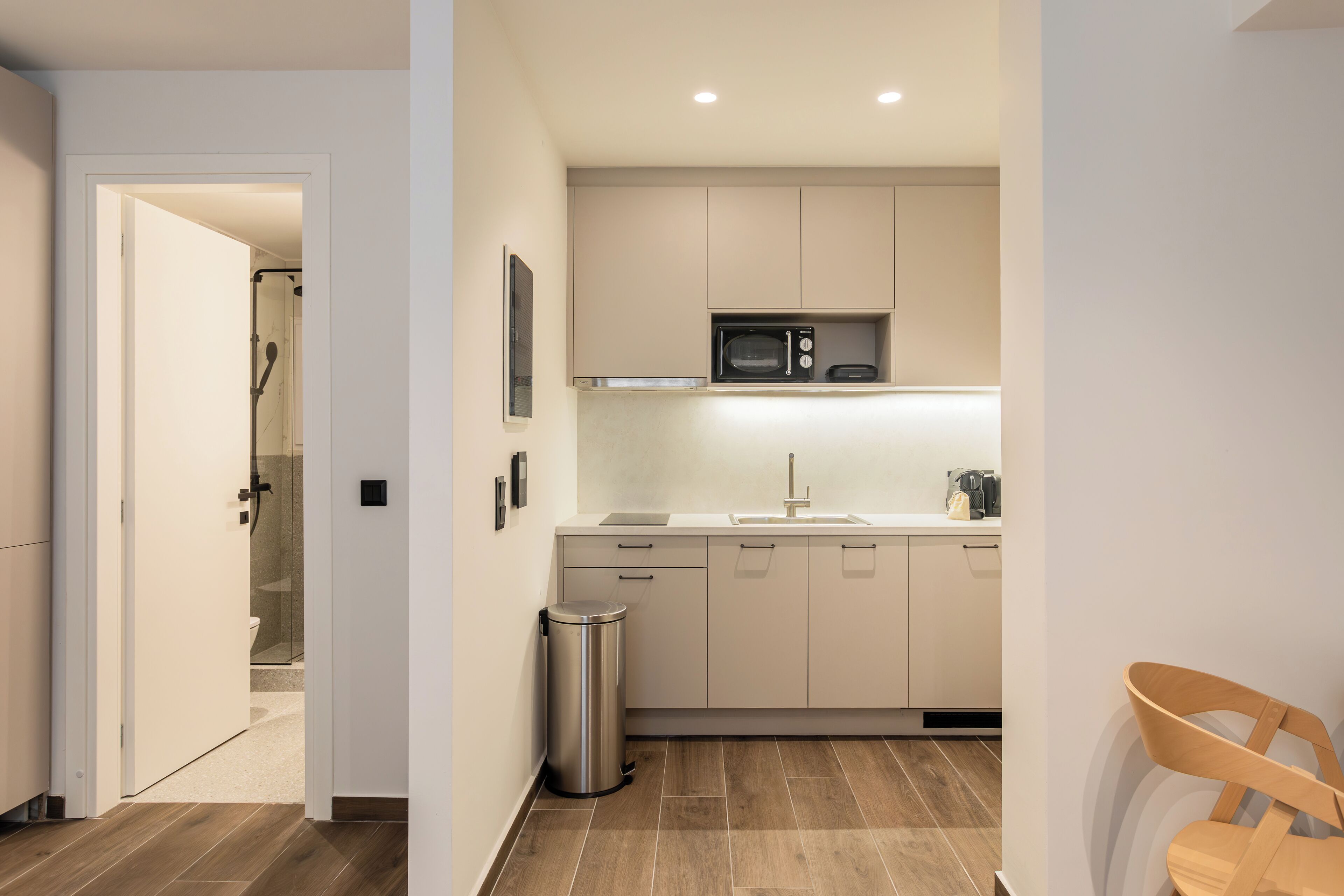 KLEO Nyx | Private kitchen | Fridge, microwave, coffee/tea maker, electric kettle