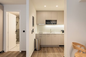 KLEO Nyx | Cocina privada | Refrigerador, microondas, cafetera y tetera y tetera eléctrica