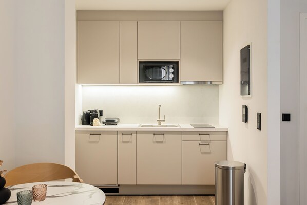 KLEO Eurydice | Private kitchen | Fridge, microwave