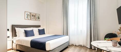 KLEO Eurydice | Schreibtisch, Bügeleisen/Bügelbrett, kostenloses WLAN, Bettwäsche