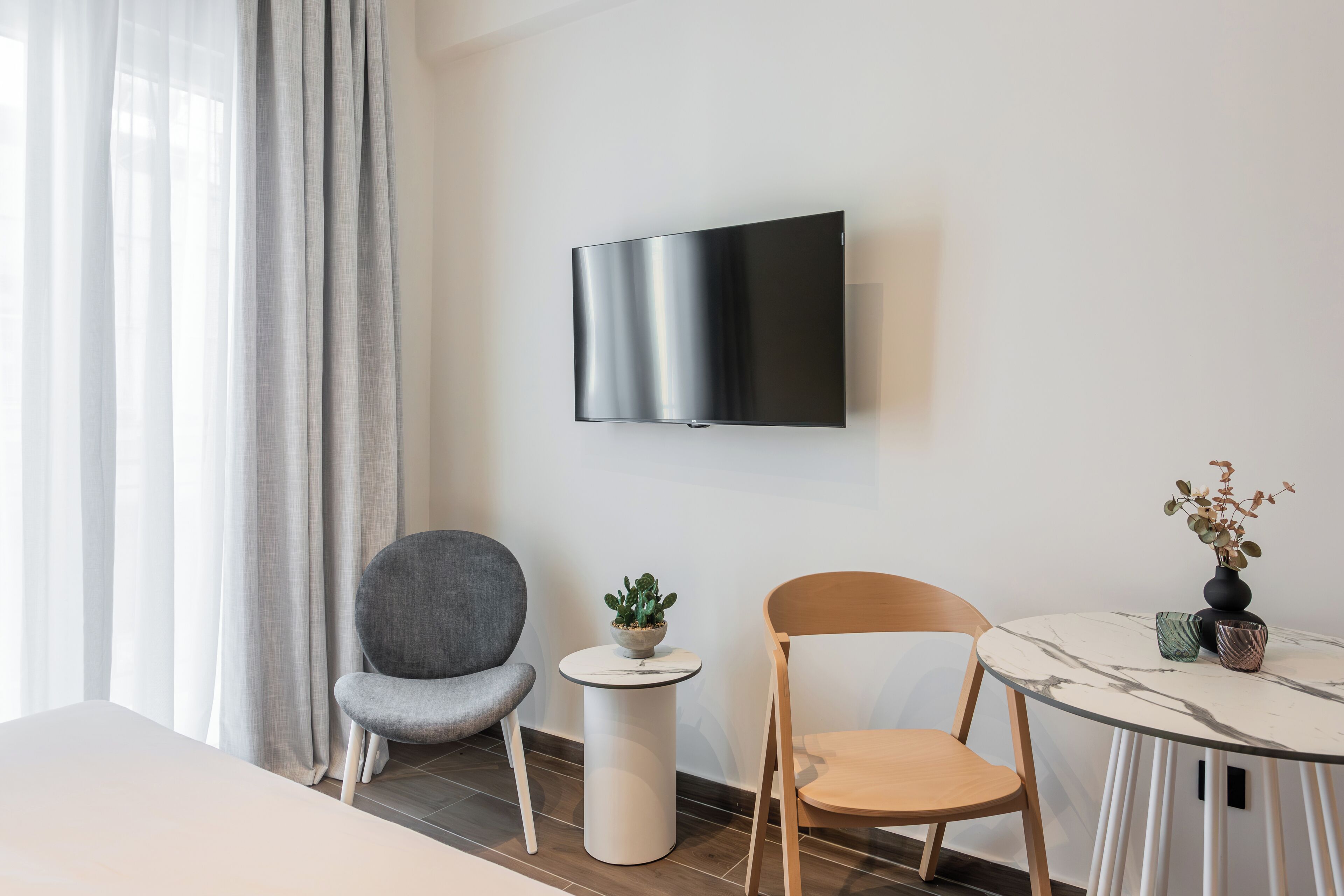 Meja kerja, setrika/meja setrika, Wi-Fi gratis, dan seprai linen