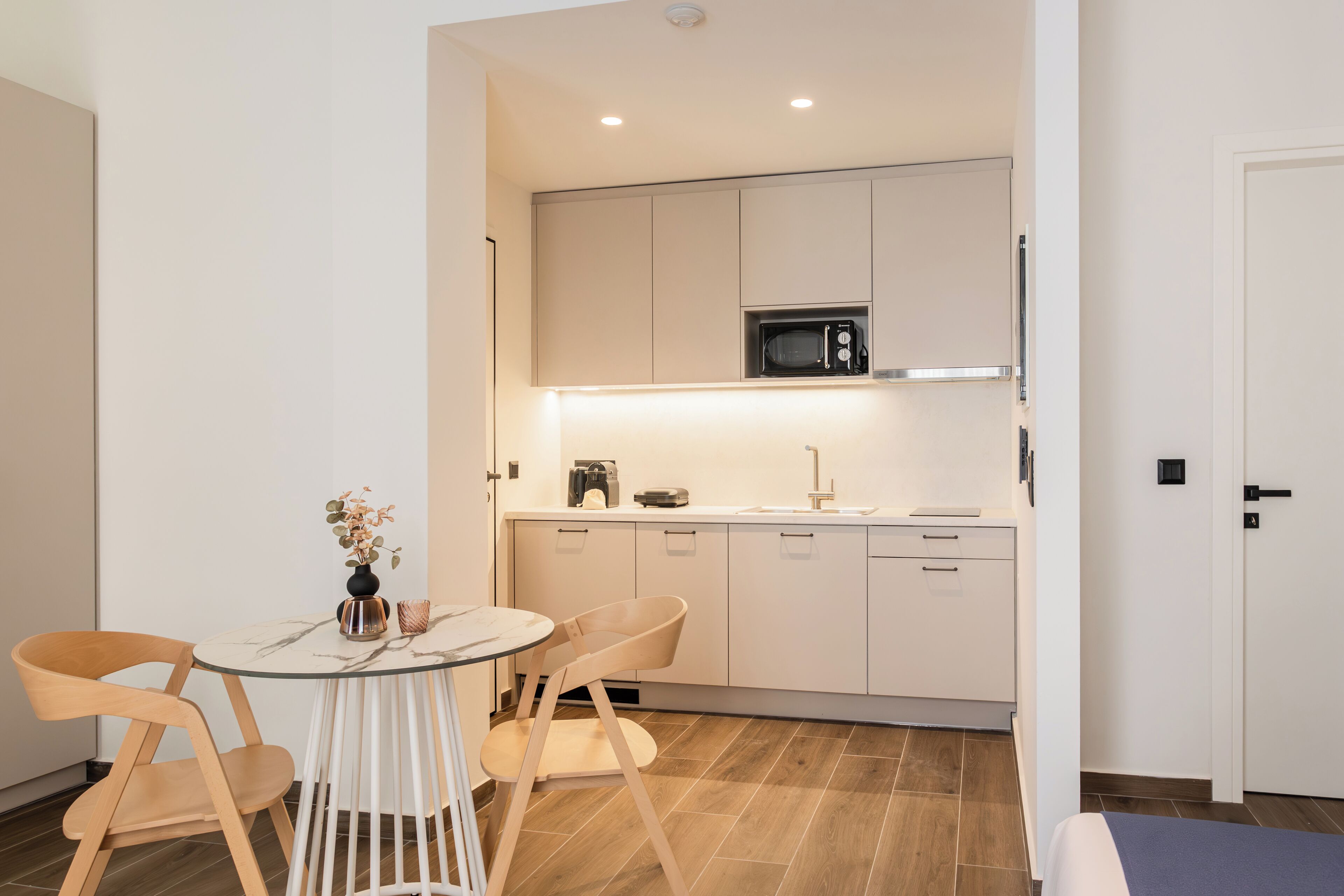 KLEO Eos | Private kitchen | Fridge, microwave, coffee/tea maker, electric kettle