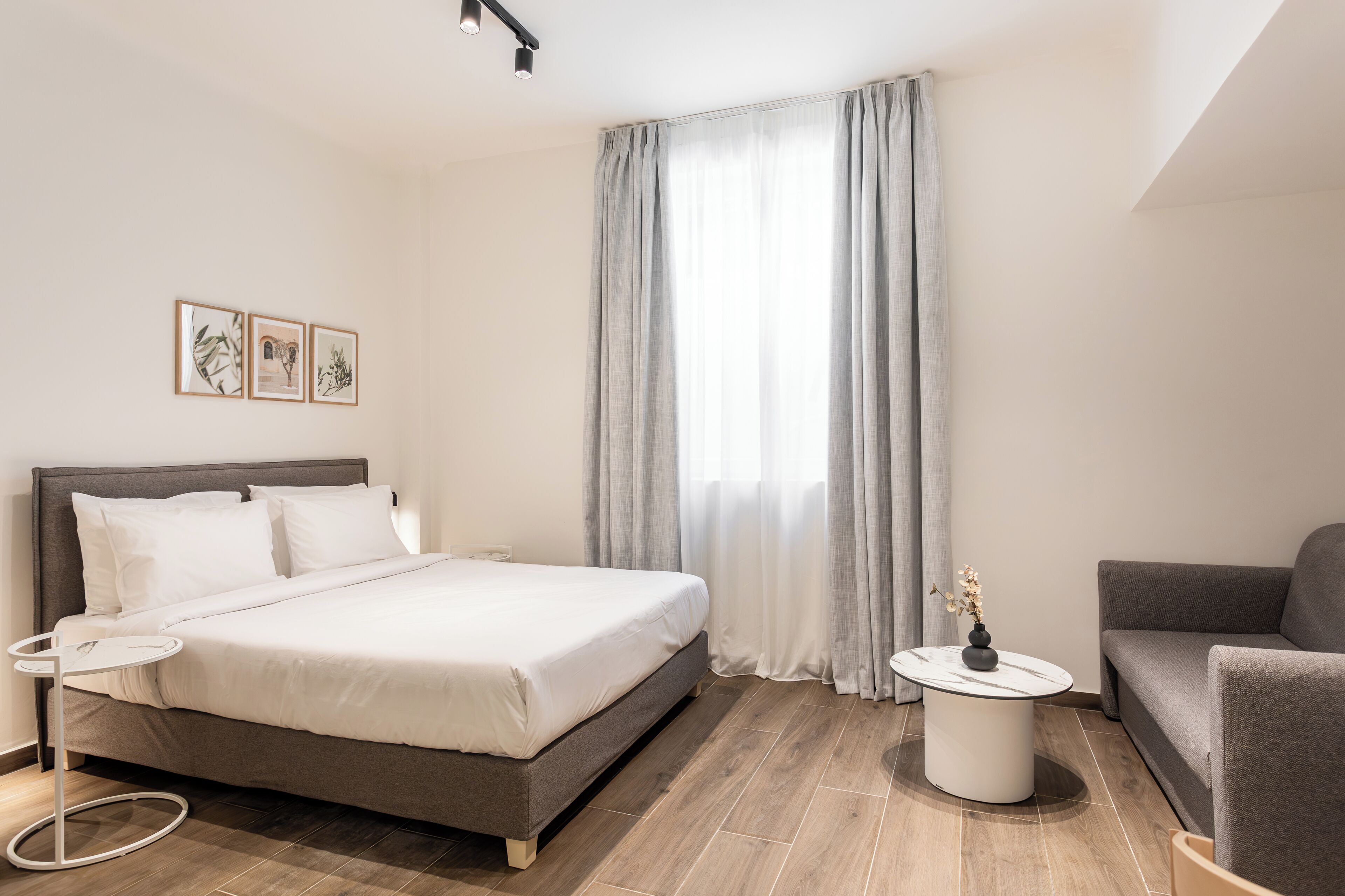 KLEO Nyx | Bàn, bàn ủi/dụng cụ ủi quần áo, truy cập Internet không dây miễn phí 