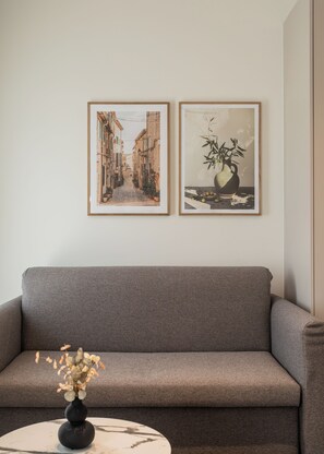 KLEO Eos | Khu phòng khách | TV màn hình phẳng 43-inch có truyền hình kỹ thuật số 