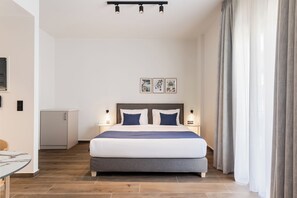 KLEO Eos | Schreibtisch, Bügeleisen/Bügelbrett, kostenloses WLAN, Bettwäsche