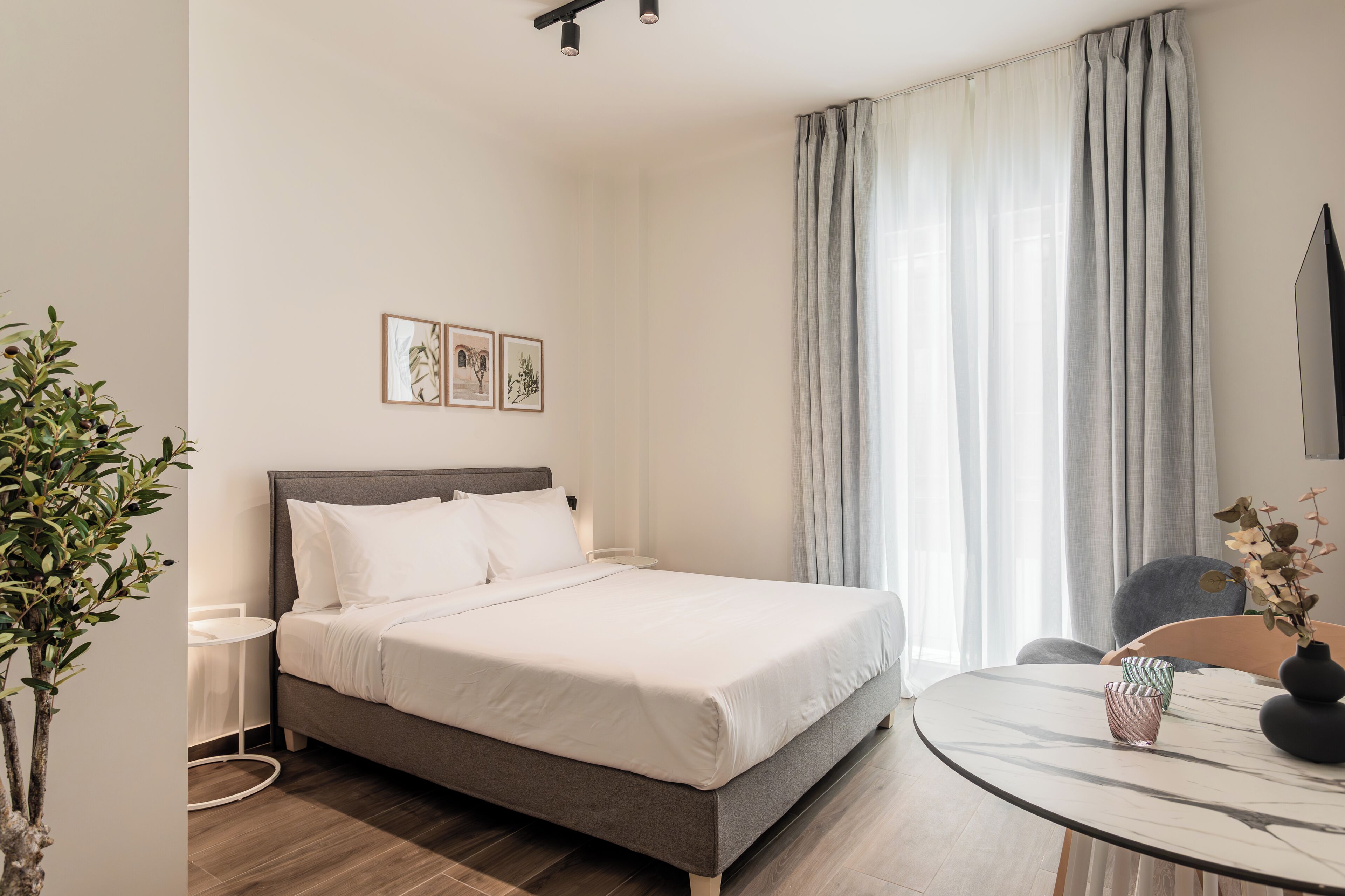 KLEO Selene | Meja kerja, setrika/meja setrika, Wi-Fi gratis, dan seprai linen