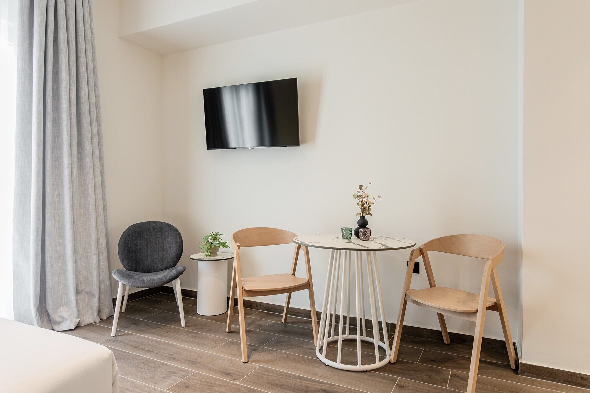 KLEO Gaia | Living area | 43-inch flat-screen TV with digital channels