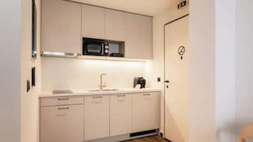 KLEO Hecate | Dapur pribadi | Lemari es, microwave, mesin pembuat kopi/teh, dan ketel listrik