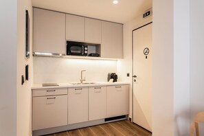 KLEO Hecate | Yksityinen keittiö | Jääkaappi, mikroaaltouuni, kahvin-/teenkeitin, vedenkeitin