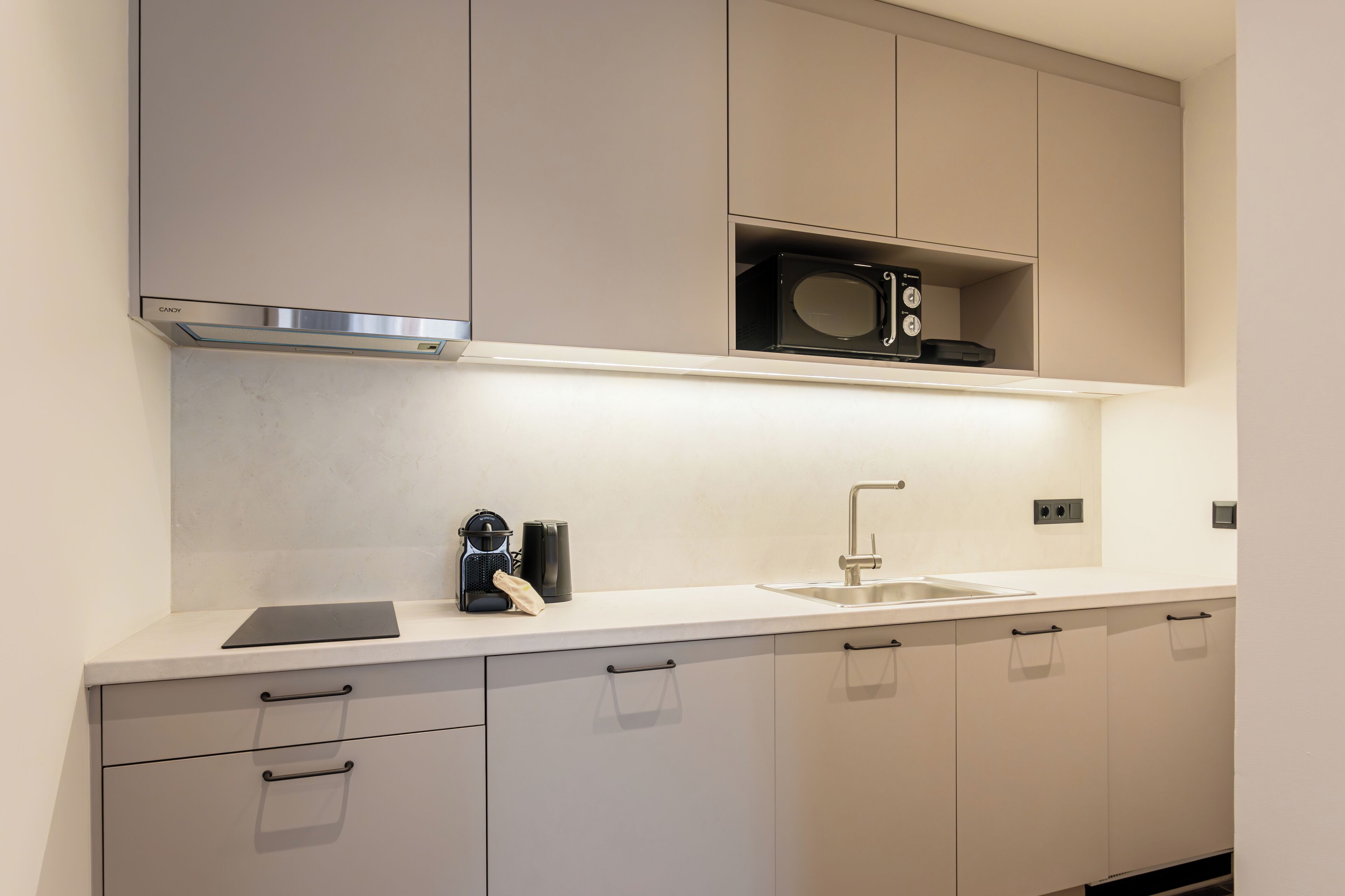 KLEO Hera | Private kitchen | Fridge, microwave, coffee/tea maker, electric kettle