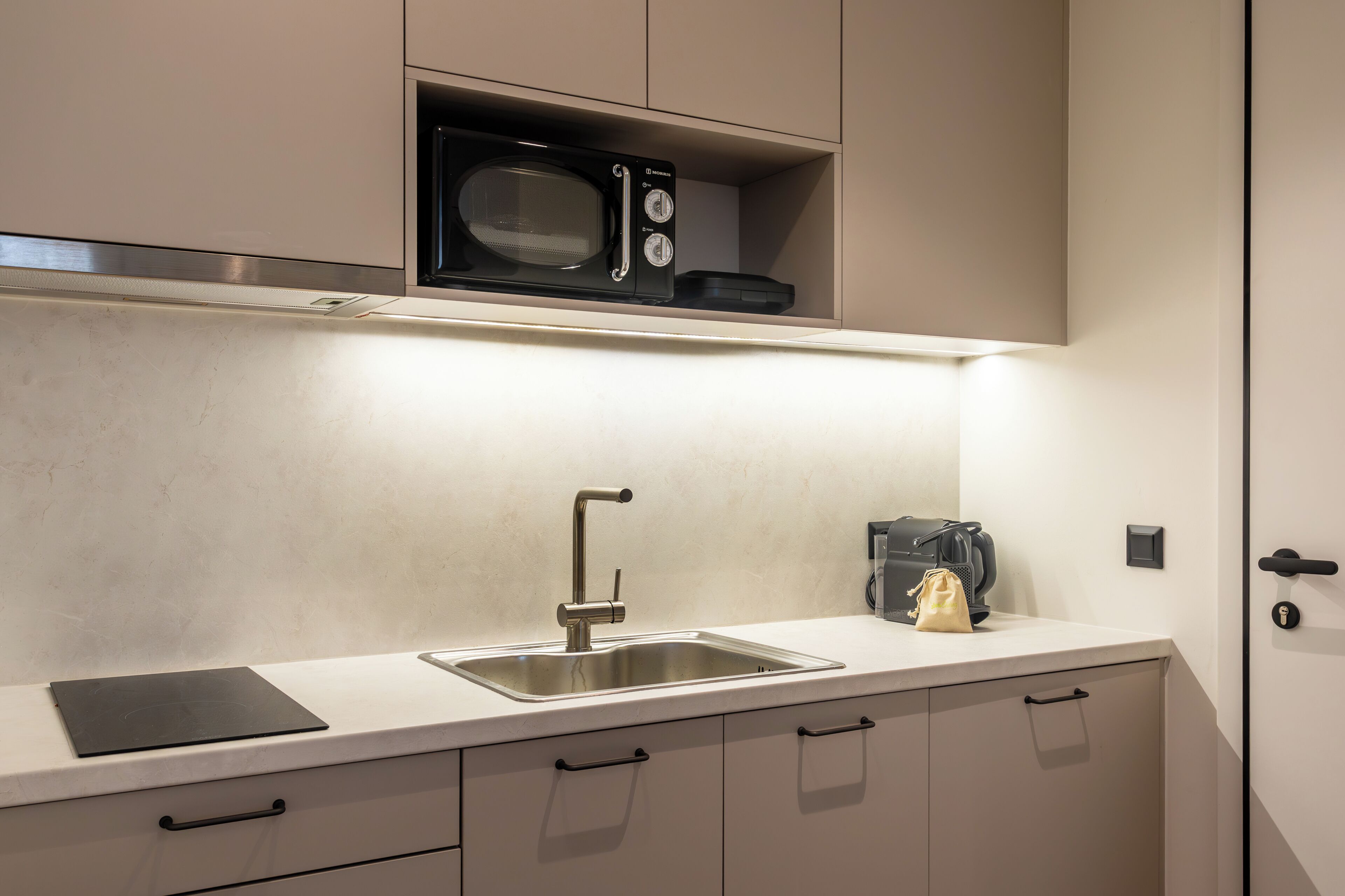 KLEO Nyx | Private kitchen | Fridge, microwave, coffee/tea maker, electric kettle