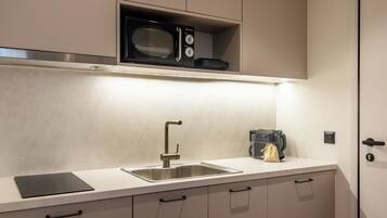 KLEO Nyx | Private kitchen | Fridge, microwave, coffee/tea maker, electric kettle