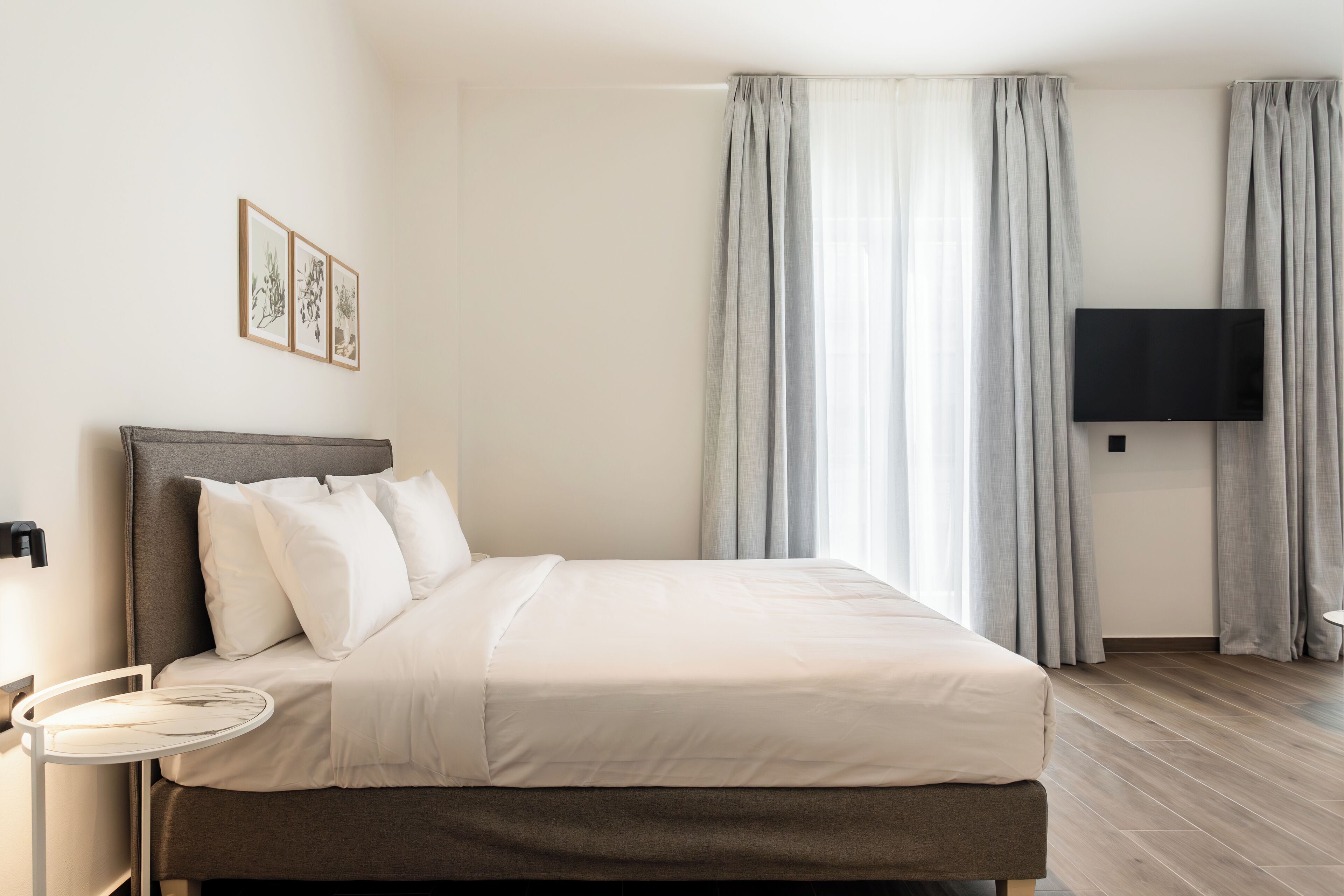 KLEO Eos | Meja kerja, setrika/meja setrika, Wi-Fi gratis, dan seprai linen