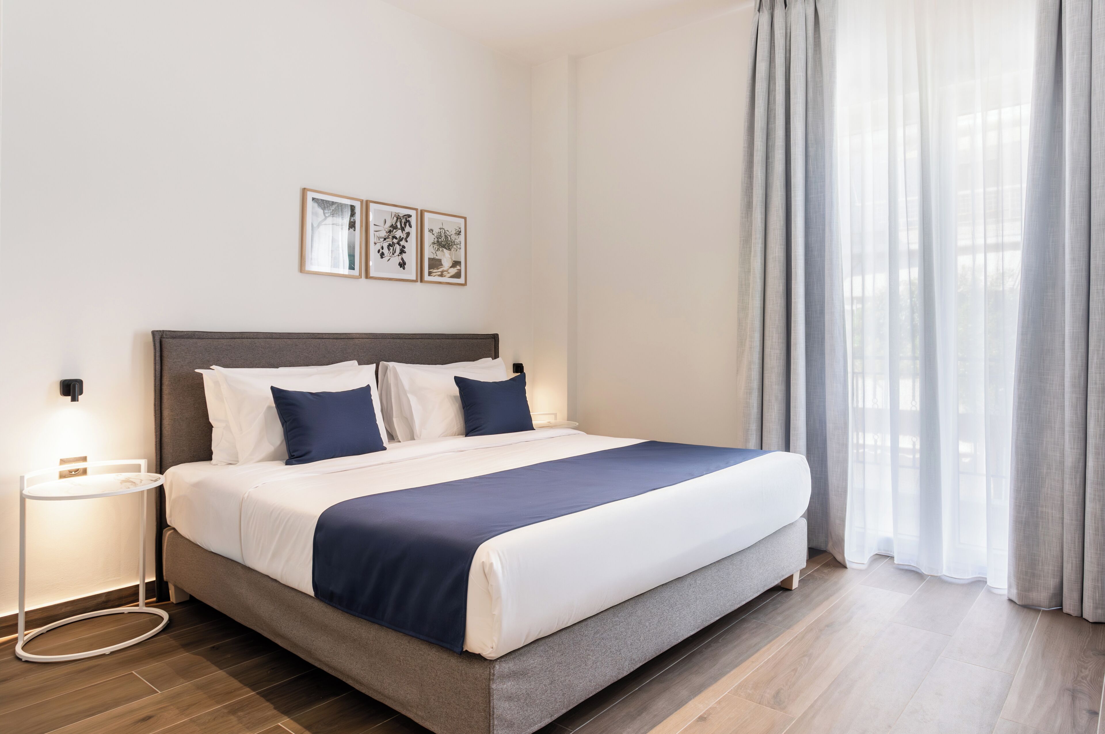 KLEO Eos | Bàn, bàn ủi/dụng cụ ủi quần áo, truy cập Internet không dây miễn phí 