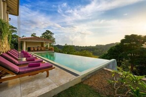 Outdoor pool - The Divine Villa (Heenatigala)
