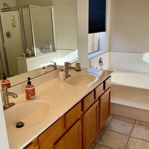 Een bubbelbad, een haardroger, een bidet, handdoeken