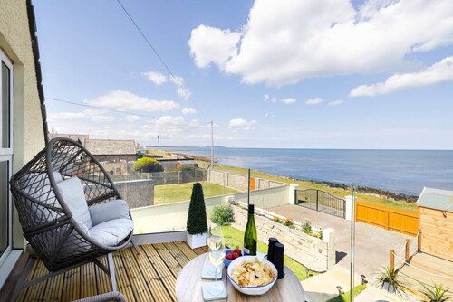 Aurora House: Home on the Coast w/ Hot tub! Pet Friendly!