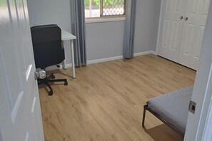 Room - Coopers Plains Home Stay (15m train to CBD) (Coopers Plains)