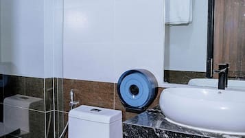 Superior-Doppelzimmer, Stadtblick | Badezimmerausstattung | Badewanne und Dusche (separat), Haartrockner, Handtücher, Seife