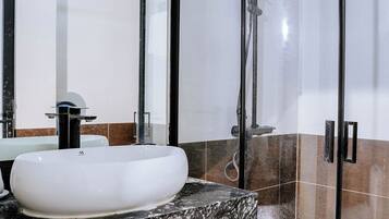 Familie driepersoonskamer, uitzicht op stad | Badkamer | Een aparte badkuip en douche, een haardroger, pantoffels, handdoeken