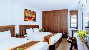 Habitación cuádruple familiar, vista a la ciudad | Escritorio, espacio para trabajar con laptop y wifi gratis