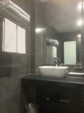 Eenvoudige tweepersoonskamer, uitzicht op stad | Badkamer | Een aparte badkuip en douche, een haardroger, pantoffels, handdoeken
