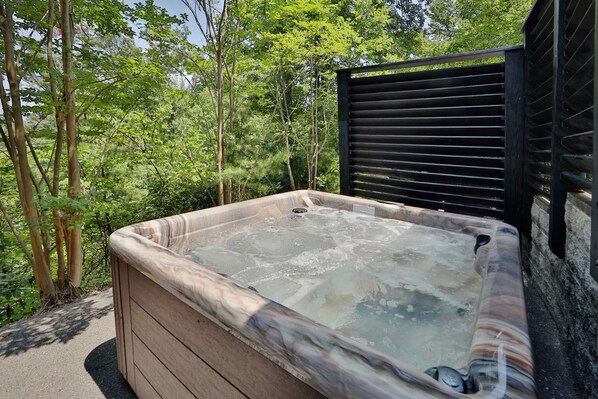 Outdoor spa tub