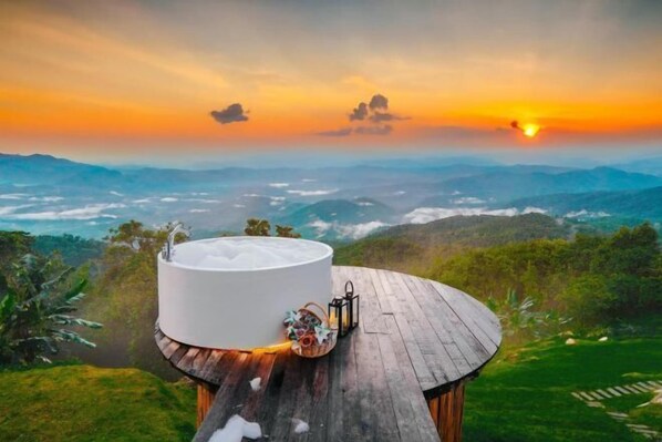 Outdoor spa tub