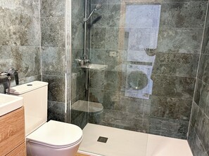 Haartrockner, Handtücher, Seife, Toilettenpapier