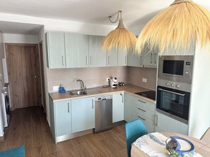 Een koelkast, een magnetron, een oven, een kookplaat