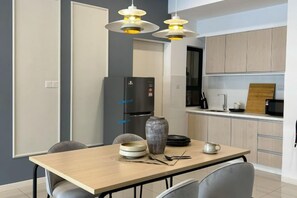Una cocina moderna con zona de comedor.