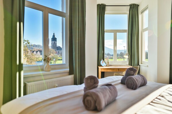 6 bedrooms, desk, iron/ironing board, travel cot