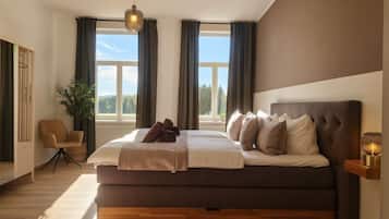 6 Schlafzimmer, Schreibtisch, Bügeleisen/Bügelbrett, Reisekinderbett