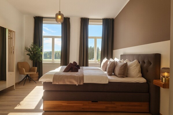 6 bedrooms, desk, iron/ironing board, travel crib