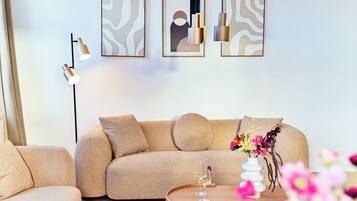 Smart TV, livros, aparelho de som