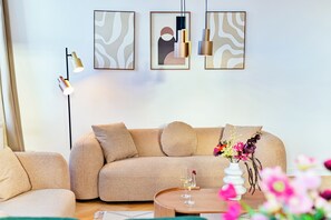 Smart TV, books, stereo