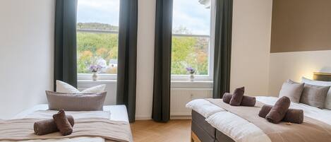 6 Schlafzimmer, Schreibtisch, Bügeleisen/Bügelbrett, Reisekinderbett