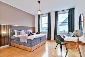 6 bedrooms, desk, iron/ironing board, travel cot