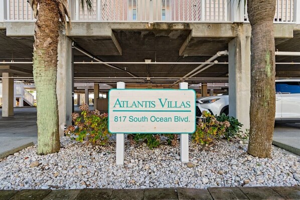 Property grounds - 6BR Coastal Retreat | Sleeps 20 | Pool & Balconies (North Myrtle Beach)