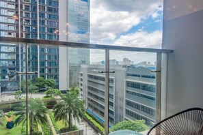 A high-rise building with a view of other buildings and a clear sky. - Vinhome Metropolis Luxury Apartment - Tiramisu House (Hanoi)
