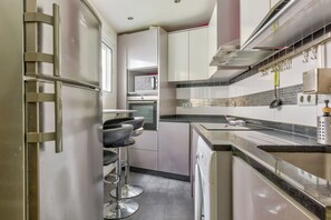 Fridge, microwave, oven, stovetop - Cosy studio 9 min from Sacré Coeur Basilica (Paris)