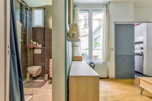 Dusj, håndklær og toalettpapir