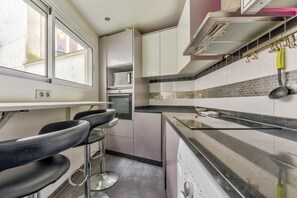 Kjøleskap, mikrobølgeovn, ovn og kokeplater