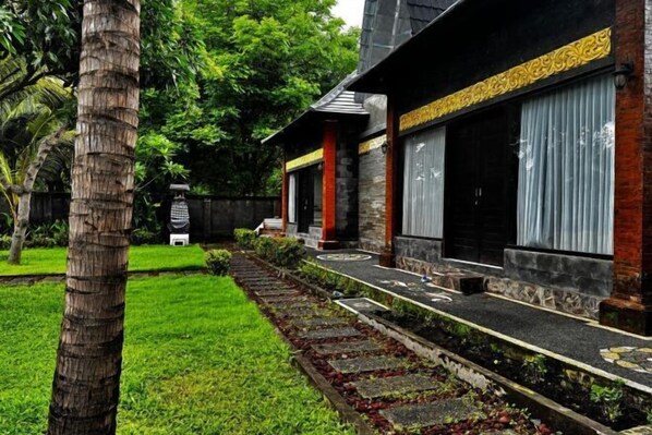 Exterior - Cik Bunk Beach Front Homestay near Tulamben Bali (Bali)